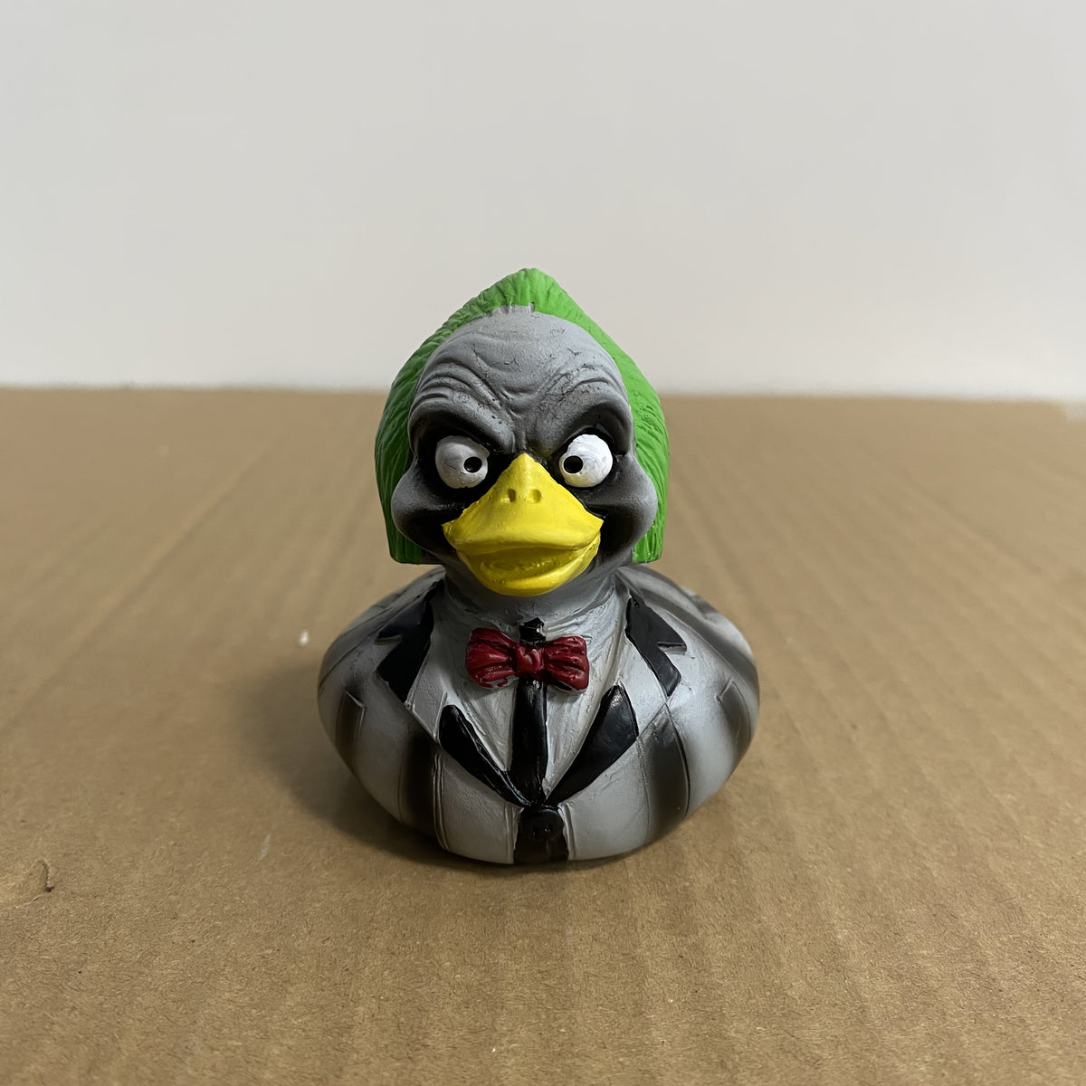 Funny Duck Car Dashboard Figurine - Suit-Wearing Mischievous Duck Statue, Cute Novelty Car Decor Ornament, Desktop & Auto Interior Accessory