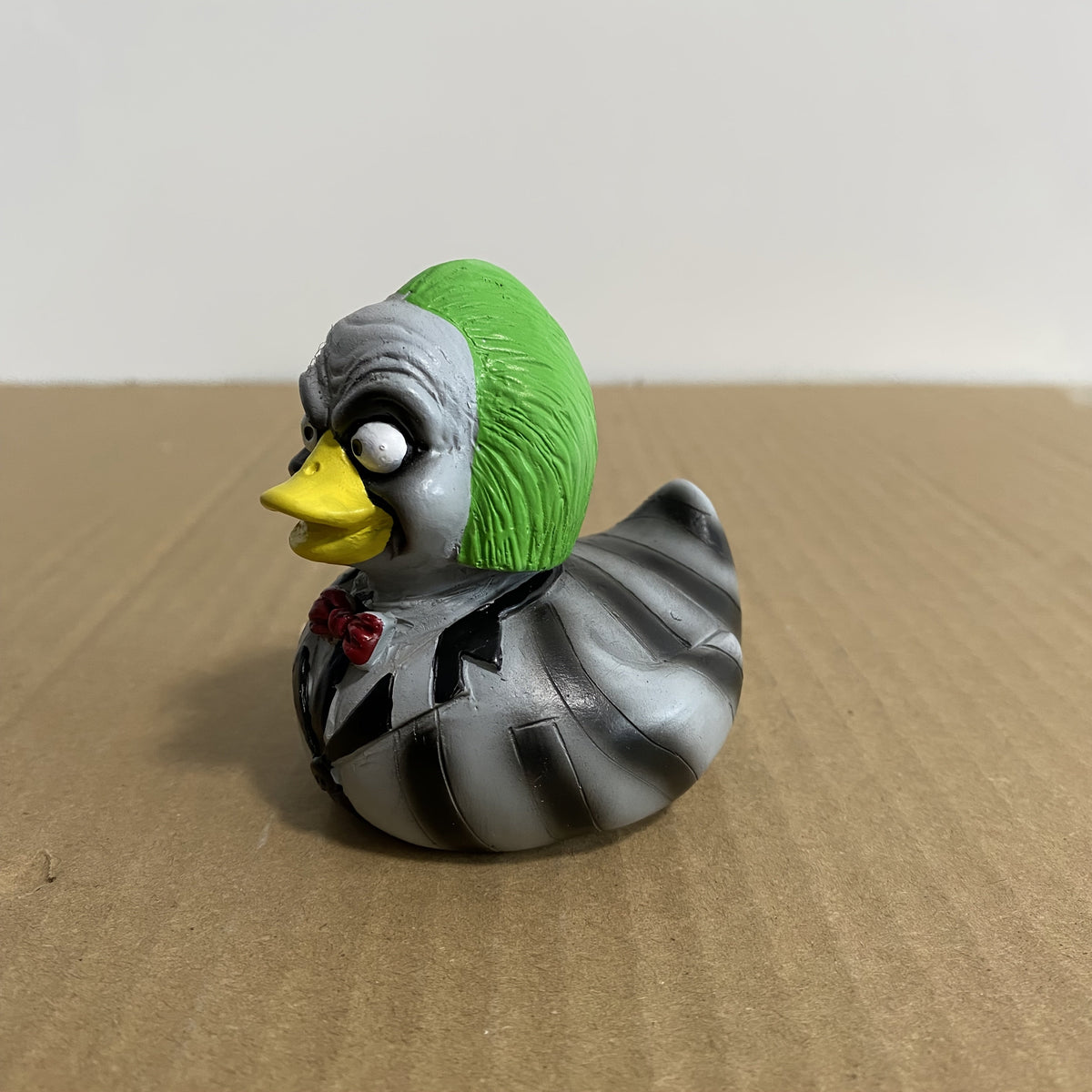 Funny Duck Car Dashboard Figurine - Suit-Wearing Mischievous Duck Statue, Cute Novelty Car Decor Ornament, Desktop & Auto Interior Accessory